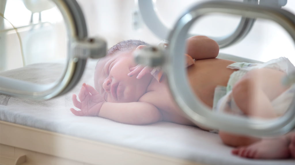 Bebê em incubadora